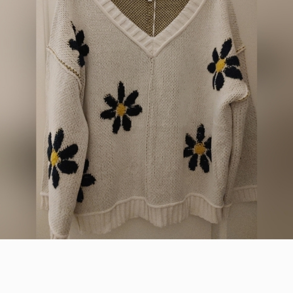 MIRACLE - Floral Daisy Knit  V-Neck Sweater - Ivory